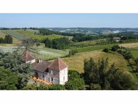 maison de caractère en pierre avec ses 2 tours de 152 m2 et environ 3 5 hectares de...