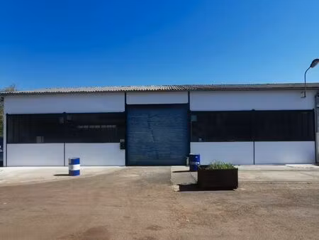 local sécurisé (eau  électricité  parking wc)