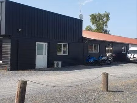 bâtiment 500 m2 a 800 m de l'autoroute