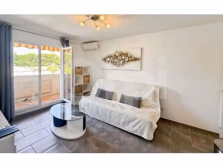 location appartement  m² t-1 à la londe-les-maures  700 €