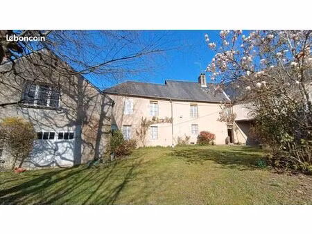 grande maison de village en plein cœur du bourg dans le sud morvan