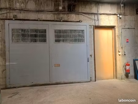 garage voitures / local de stockage d’une surface de 85 m²