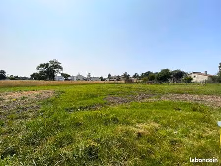 terrain 718 m² clérac