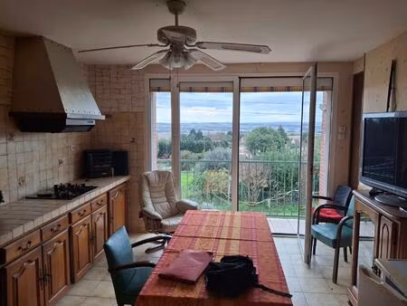 agréable maison t5 avec jardin  garages et parcelle de terrain constructible.