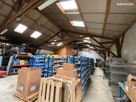 local d'activité 1 050 m²