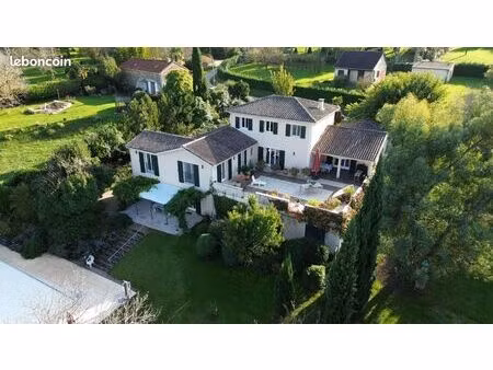 maison 9 pièces 234 m²