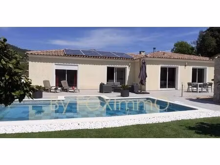 vence  quartier résidentiel  calme absolu  villa récente de plein pied   jardin plat