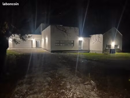 belle maison récente et moderne sur un magnifique terrain plat de 2 hectares