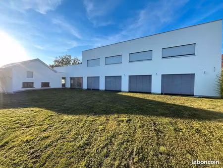 belle maison récente et moderne sur un magnifique terrain plat