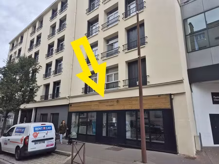 tres belle facade sur avenue passante - tres belle visibilite.