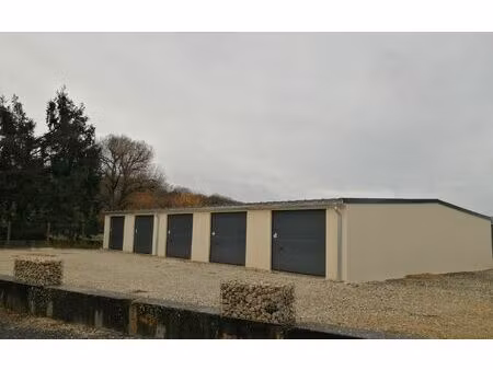 location stationnement  38 m² t- à monnaie  220 €