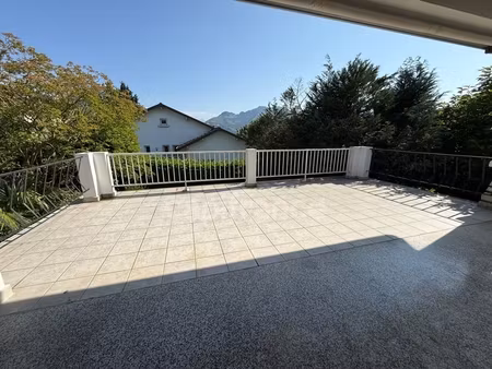 grande maison avec 2 appartements