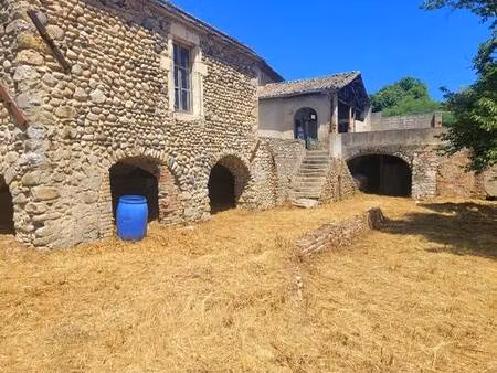 ensemble immobilier au cœur du village