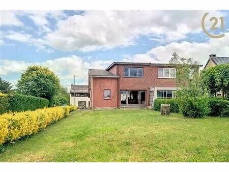 option... maison 3 façades et 3 chambres à rénover