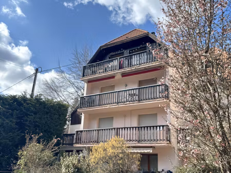 le hohwald : f2 rénové en rez-de-jardin  grande terrasse  vu