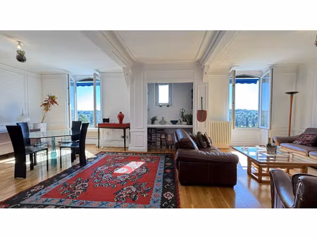 viager occupé par un couple de 65 ans - appartement en dernier étage avec vue imprenable