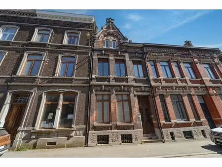 bel immeuble de rapport composé de 2 logements avec jardin