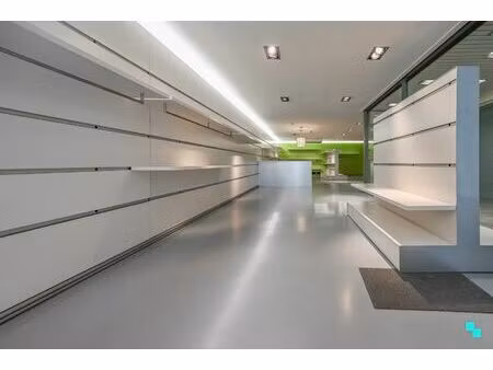 bemeubeld handelspand in hartje izegem