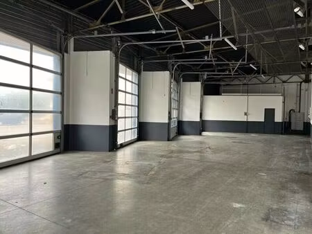 location commerce 740 m² à vénissieux (69200)
