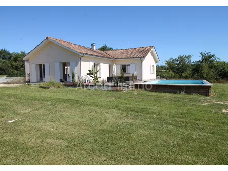 maison moderne de plain-pied  trois chambres  une dépendance