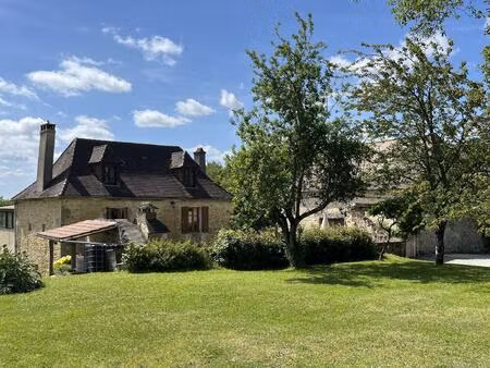 en périgord noir  sur les hauteurs  entre montignac et thenon  ancienne fermette sur plus.