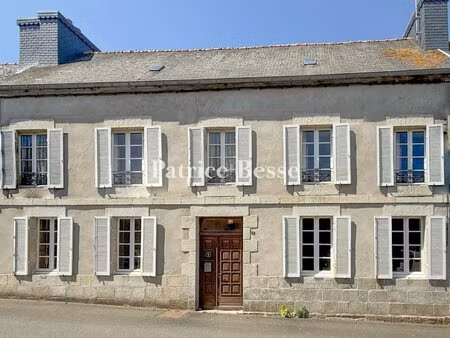dans le trégor  à deux pas de la rivière du léguer  une maison d'artiste polychrome et ses