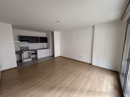 très beau t2 en rez-de-jardin avec parking square saint fusc