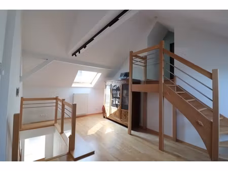 ici  rien n’est carré — sauf le portail