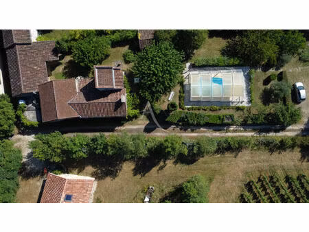 maison en pierres avec piscine