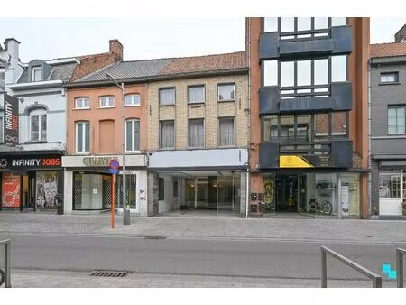 centraal gelegen handelsruimte met bijhorende woonst en leuke stadstuin te izegem