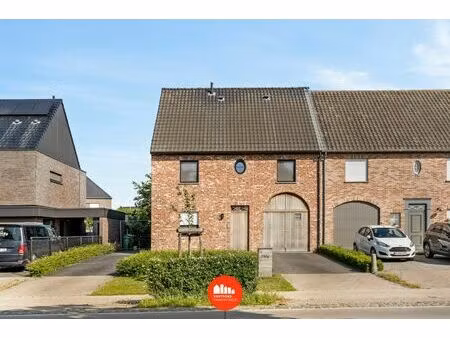 recente kwalitatief afgewerkte woning met zonnige tuin en garage.