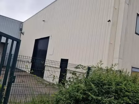 a vendre  local d'activités  de 1040 m²  avec une façade sur la francilienne  situé au coe