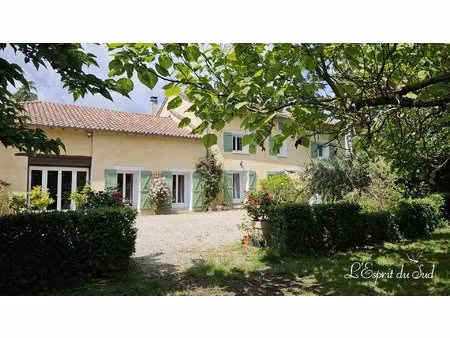 belle maison familiale dans un parc  gîte et piscine