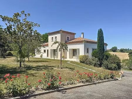 a vendre  belle villa à auch 224m2 habitable  garage  parc arboré et clôturé