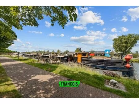 péniche de caractère avec amarrage dans un endroit de choix…