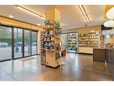 local commercial avec studio dans un emplacement commercial