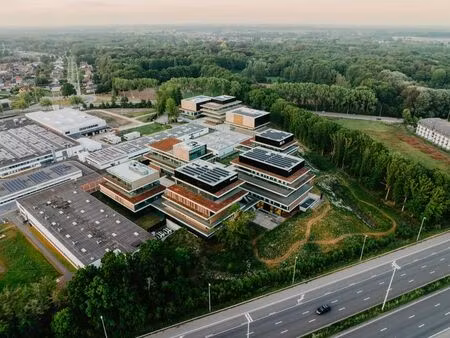 bureau au rez-de-chaussée à proximité de l'autoroute e40