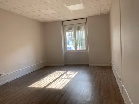location locaux professionnels 52 m² à vienne (38200)  538 €