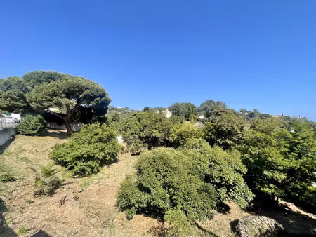 terrain constructible rare dans un écrin de verdure