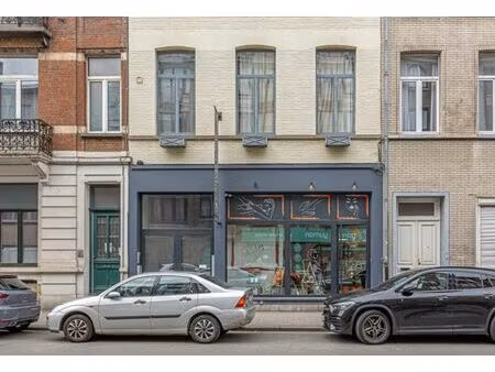 magnifique rez-de-chaussée commercial avec terrasse et jardi