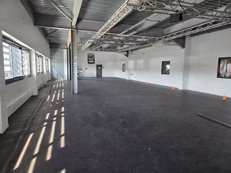 local professionnel classe en erp - 300 m2 - la crau