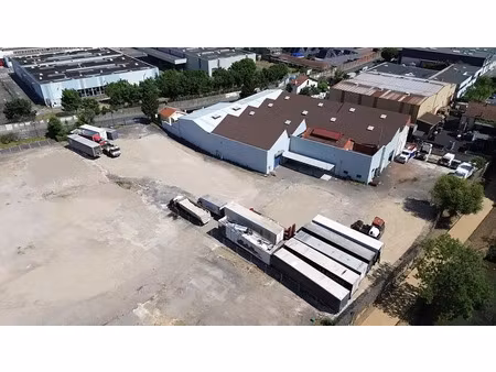 rare - terrain stabilisé de 5 000 m² + bâtiment de stockage à toute proximité de l'autorou