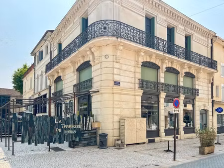 fonds dans bâtiment historique avec emplacement idéal