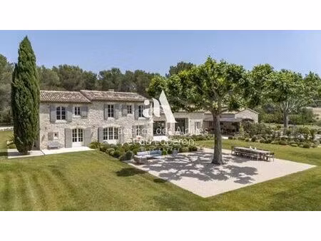 prestigieuse maison de campagne de 400 m2 en location eygalières  france