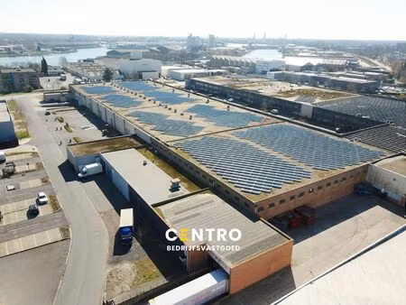 opslagruimte (2.370 5m²) met 2 laadkaden en sectionaalpoort op industriezone