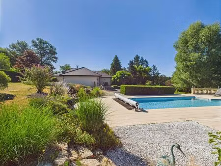 maison de plain-pied de 4 chambres  piscine  pool house  parc 5000m2