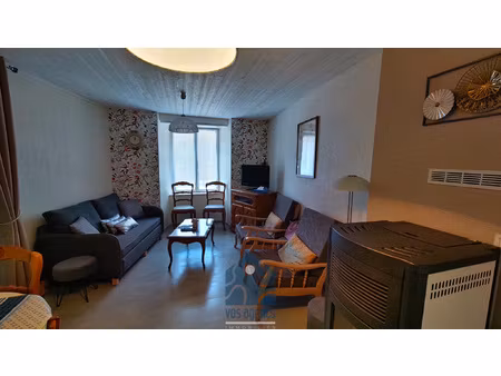 maison de bourg 96 m2 habitable avec petite cour et garage.