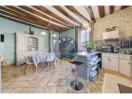 grande maison bourgeoise en pierre avec six chambres et garage