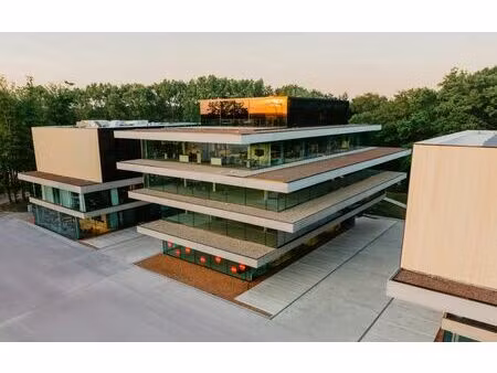 bureau lumineux et spacieux au deuxième étage d'o-forty