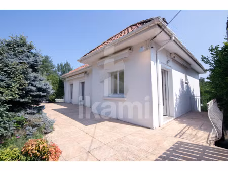 charmante maison aux beaux volumes avec terrain et garages